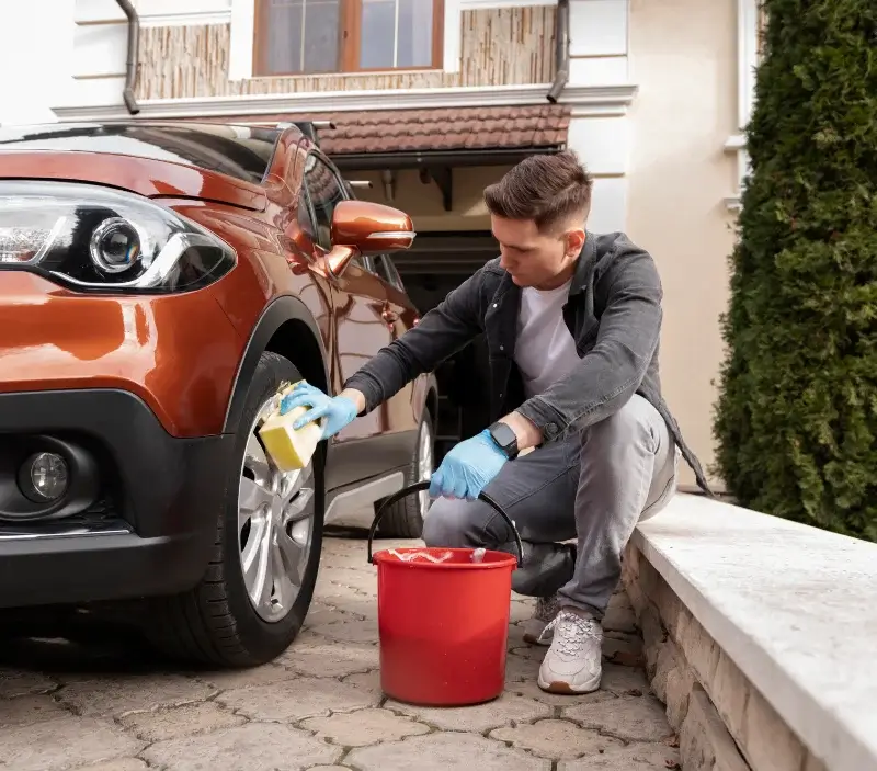 Lavage auto à domicile Saint-Pierre-le-Bost : professionnel intervenant sur un véhicule